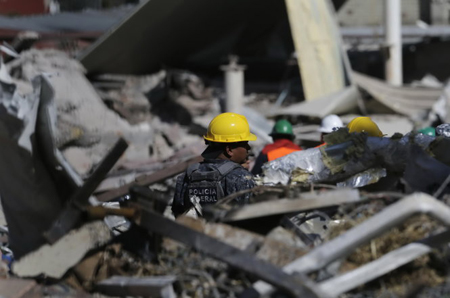 Lực lượng cứu hộ đang tìm kiếm những nạn nhân bị kẹt lại trong đống đổ nát.